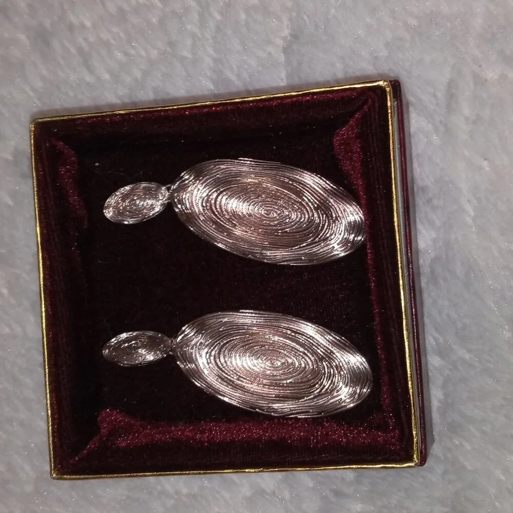 Earrings - Picture 1 of 2